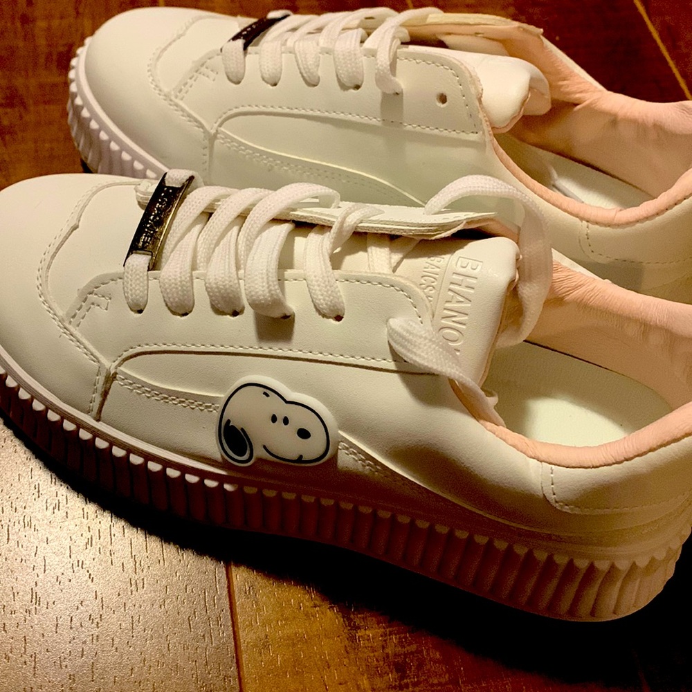 Oh my goodness they’re here white Snoopy runners  size 39 ready for you so cute.